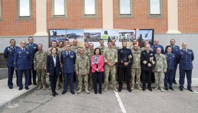 Маргарита Роблес - Министр обороны Испании посетила учения украинских военных - ukrinform.ru - Украина - Испания - Евросоюз - Сарагоса