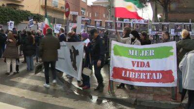 Иранцы в Испании провели акцию протеста у посольства ИРИ в Мадриде - ru.euronews.com - Испания - Мадрид - Евросоюз - Иран - Санчес - Сантьяго - Тегеран