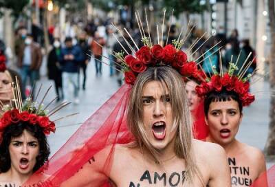 В Мадриде противницы Дня всех влюблённых прошли по улицам топлес - govoritmoskva.ru - Испания - Мадрид - Madrid