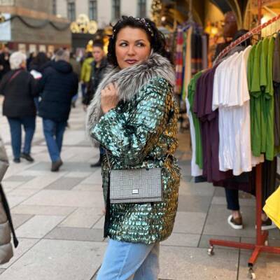 Стилист Родионова раскритиковала Нетребко за выбранное пальто для прогулки по Барселоне - actualnews.org