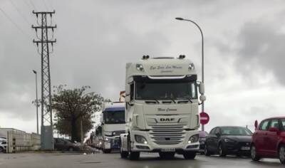 Водители сотни грузовиков устроили «медленный марш» в Испании - noticia.ru - Испания