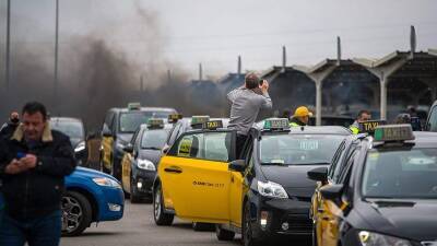 Дмитрий Песков - В Барселоне таксисты устроили акцию протеста из-за роста цен на бензин - iz.ru - Россия - Италия - Испания - Франция - Англия - Германия