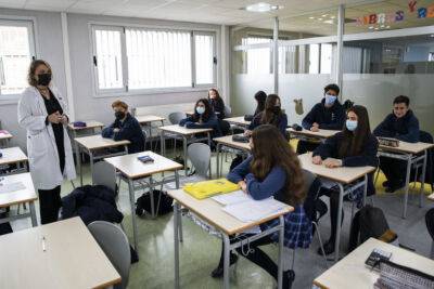 Salud Pública - Fin a las últimas normas Covid en los colegios: ni grupos 'burbuja' ni veto a los padres en los centros - allspain.info - city Madrid