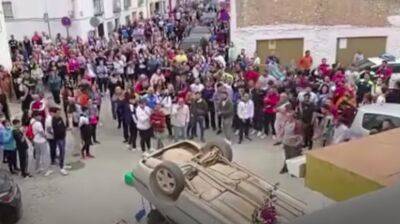 На юге Испании возмущённая толпа перевернула несколько машин - noticia.ru - Испания