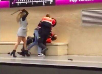 В Барселоне задержали женщину, избившую дубинкой охранников в метро - noticia.ru