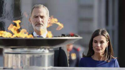 король Фелип VI (Vi) - Испания почтила память жертв коронавирусной пандемии - ru.euronews.com - Испания - Мадрид
