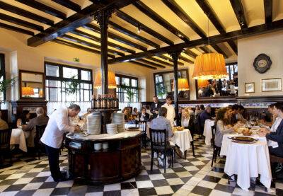 В Барселоне ограничили время нахождения в барах и ресторанах - catalunya.ru - Испания