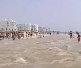 На испанский пляж обрушилось мини-цунами - noticia.ru