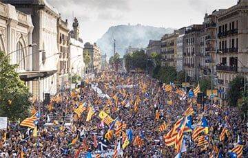 Сторонники независимости Каталонии вышли на марш в Барселоне - charter97.org - Испания - Мадрид - Белоруссия - Беларусь