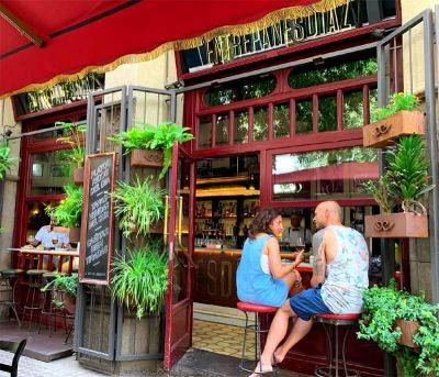 Барселонский бар, нанимающий только официантов старше 50 лет - allspain.info - Испания