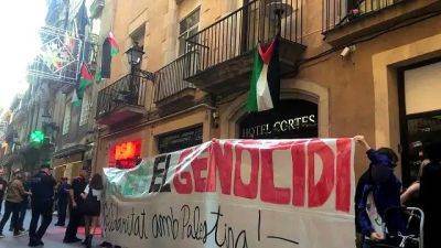 Пропалестинские протестующие захватили отель в Барселоне, связанный с Израилем - allspain.info - Испания - Израиль - Santa - Палестина