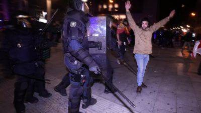 Педро Санчес - Полиция разогнала демонстрантов в Мадриде - ru.euronews.com - Испания - Мадрид - Того