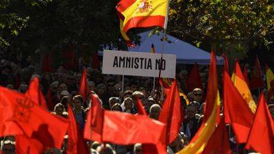Педро Санчес - Альберто Нуньес Фейхоо - В Мадриде прошел митинг против амнистии каталонских сепаратистов - ru.euronews.com - Испания - Мадрид - Сантьяго
