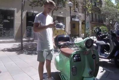 Власти Барселоны обсуждают запрет на парковку мопедов на тротуарах - noticia.ru