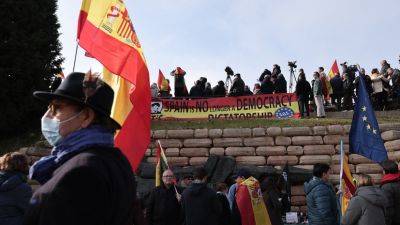 Педро Санчес - Карлес Пучдемон - В Мадриде тысячи испанцев протестуют против переизбранного премьера Санчеса - russian.rt.com - Испания - Мадрид