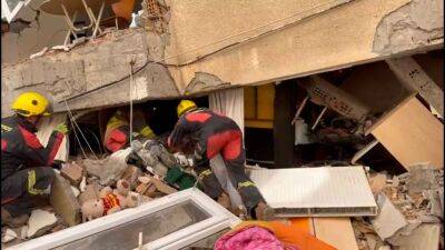 Пожарные из Севильи спасли из-под завалов в Турции женщину с ребенком - espanarusa.com - Испания - Турция - Севильи
