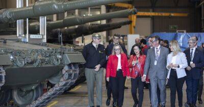 Маргарита Роблес - В Минобороны Испании назвали сроки прибытия первых 6 танков Leopard 2A4 в Украину - focus.ua - Украина - Испания - Киев
