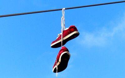 Странности Испании: почему мы иногда видим кроссовки, висящие на проводах? - allspain.info - Испания - Сша