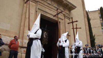 Предложение отказаться от испанских религиозных нарядов из-за их схожести с костюмами Ку-клукс-клана не нашло поддержки - noticia.ru