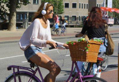 В Испании туристам грозит штраф за езду на велосипедах в наушниках - catalunya.ru - Италия - Испания - Португалия