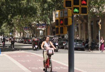 В Барселоне велосипедисты не могут разобраться в сигналах новых светофоров - catalunya.ru - Испания