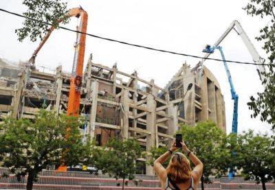 В Барселоне разрушают легендарный стадион «Камп Ноу» - catalunya.ru - Испания