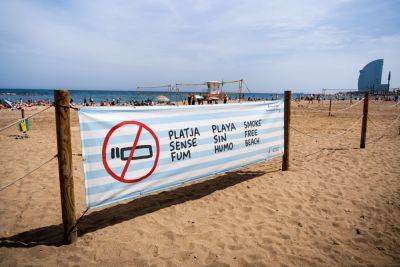 СМИ: запрет на курение на пляжах Барселоны не работает - noticia.ru