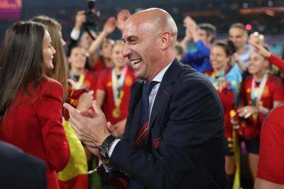 Луис Рубиалес - Дженни Эрмосо - Глава испанской федерации футбола показал неприличный жест, находясь рядом с королевой Испании - sport.ru - Испания