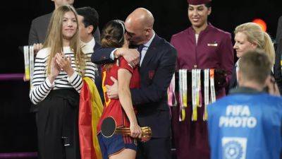 Луис Рубиалес - Испания: тренеры ушли в отставку из-за скандала с поцелуем - ru.euronews.com - Испания - Мадрид