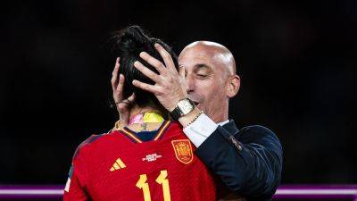 Дженнифер Эрмосо - Луис Рубиалес - Рубиалес сравнил свой поцелуй с футболисткой в губы с поцелуем дочери - russian.rt.com - Испания