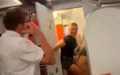 Двое пассажиров самолета EasyJet, направлявшегося на Ибицу, были пойманы за сексом и записаны на видео - allspain.info - Испания - Англия