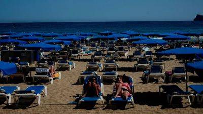 Отдыхающих на пляжах испанского Бенидорма кусают рыбы - ru.euronews.com
