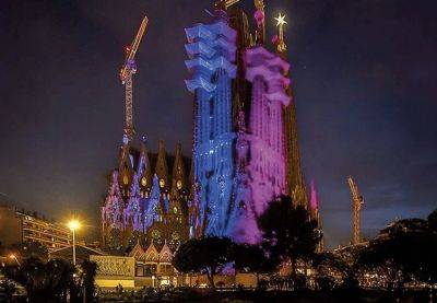 Рождественская иллюминация фасада Sagrada Familia - catalunya.ru - Испания