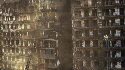 Четверо погибли, 20 пропали без вести: два здания жилого комплекса в Испании полностью выгорели - russian.rt.com - Испания