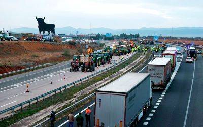 Сотни тракторов перекрывают дороги по всей Испании в знак протеста против кризиса в отрасли - allspain.info - Испания - Евросоюз - Жирон