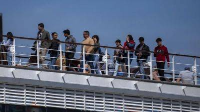 Круизное судно с 1500 пассажирами застряло в Барселоне из-за поддельных виз 69 боливийцев - ru.euronews.com - Италия - Испания - Бразилия - Боливия - Барселоны - Тенерифе