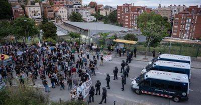 Эусеби Гуэля - Скандал на шоу Louis Vuitton в Барселоне: протестующие штурмовали парк Гауди (видео) - focus.ua - Украина - Барселоны