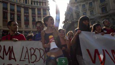 Девушки — налево, юноши — направо: молодые испанцы голосуют по гендерному признаку - ru.euronews.com - Испания