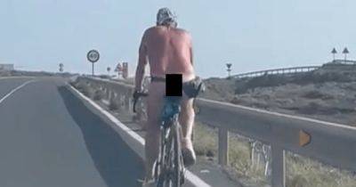 В одних кроссовках: голый турист на велосипеде возмутил женщин в Испании (видео) - focus.ua - Украина - Испания