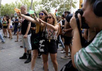 Туристов в Барселоне обстреляли из водяных пистолетов - catalunya.ru - Испания