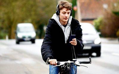 Штраф в Испании за использование мобильного телефона во время езды на велосипеде - allspain.info - Испания
