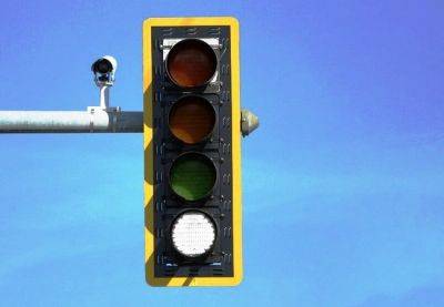 Начало новой эпохи для светофоров: белый сигнал для самоуправляемых машин - catalunya.ru - Испания - Сша