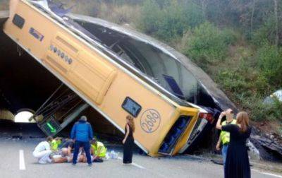 Massimo Dutti - В Испании на въезде в тоннель разбился автобус с десятками пассажиров - korrespondent.net - Украина - Испания - Молдавия - Словакия - Киев - Кишинев