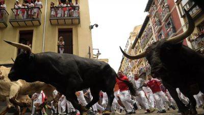 Видео. Третий забег с быками в Памплоне - ru.euronews.com - Мадрид